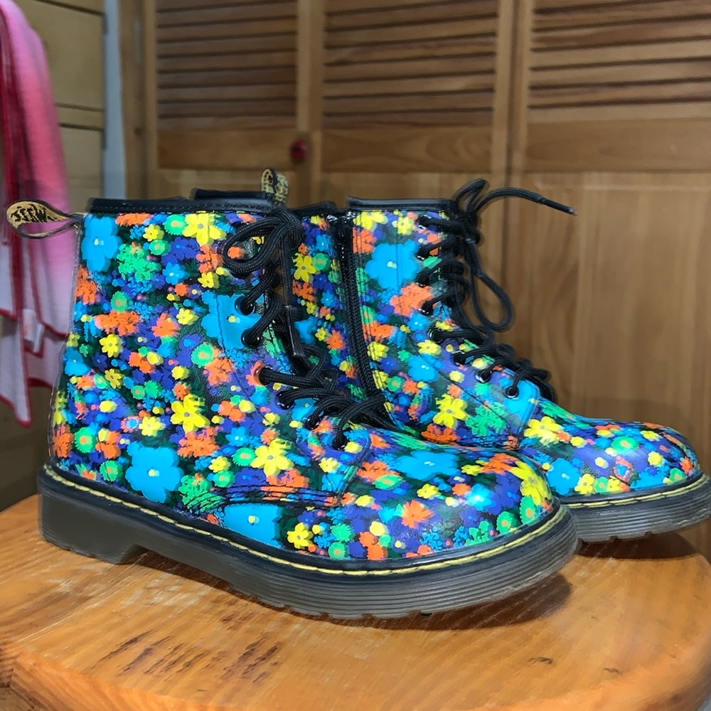 DR MARTENS YOUTH DELANEY AW004 floral lace up boots with zipper sides size 2 US